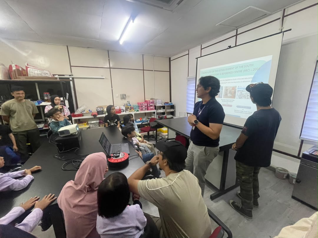 Citizen scientists visiting the RRC-UMT laboratory and gallery to learn essential techniques in specimen preservation and data recording.